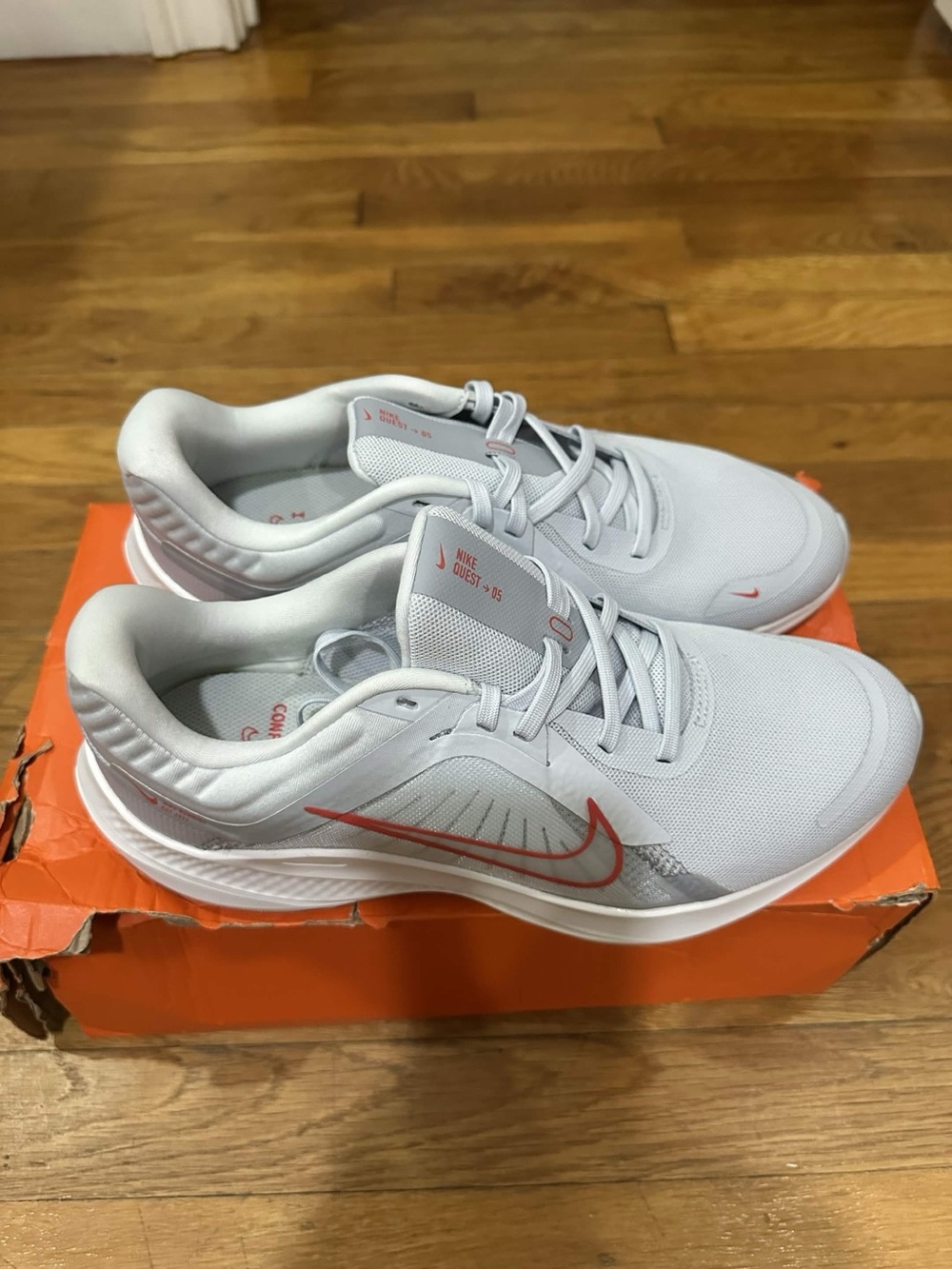 *Slightly Used* Nike Quest 5 Men White Orange (DD9291-007) Size 10